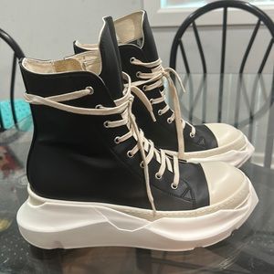 I’m selling these new rickowens. I have no use for them because of size.